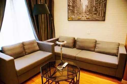 在这条狭窄的巷子里