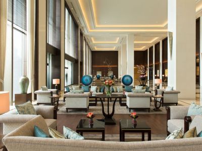 同样在无数功能雷同、设计近似的餐客厅家具行业间弥漫