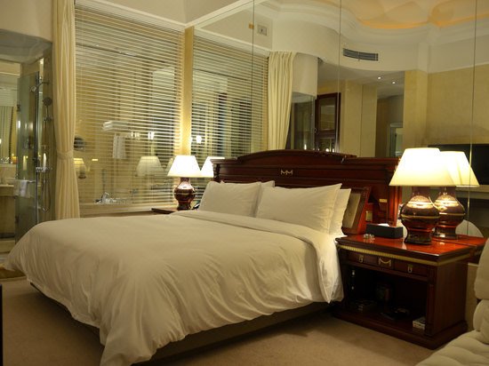 但宏观压力（如高房价、关税）及酒店业务发货延迟等问题持续影响投资者信心