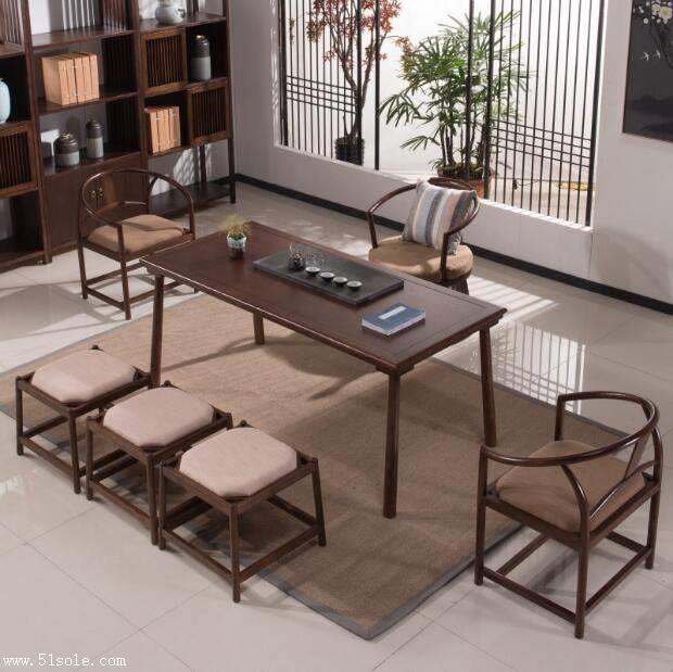 擅长现代简约风格与模块化快装系统