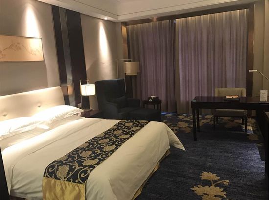 每个主题宴会厅均配备进口灯光设备、环形LED屏与仿真场景道具