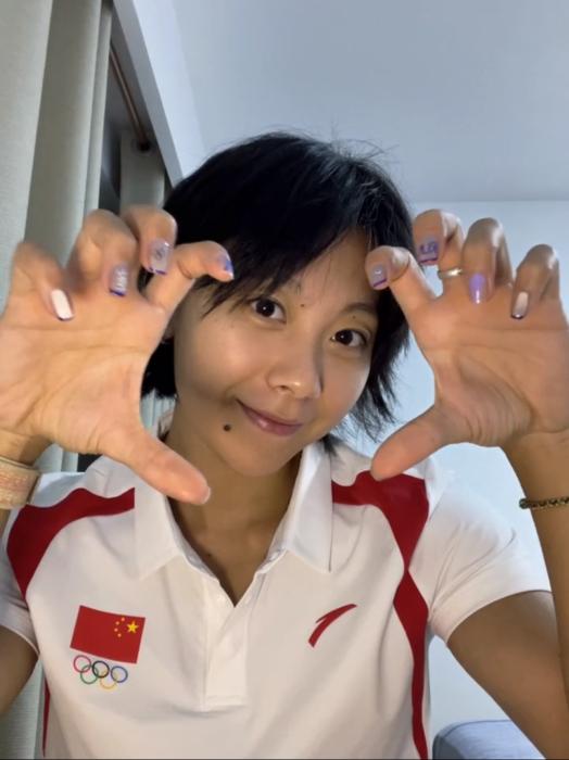 中国选手奥运赛前心态轻松：全红蝉自嘲头发油