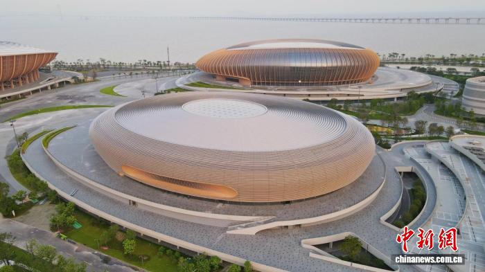 奥运冠军携跳水队亮相南沙体育中心首赛