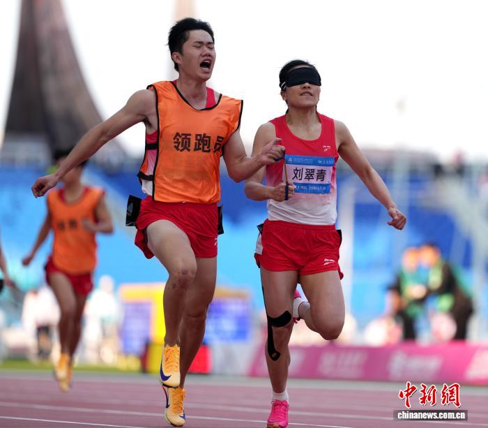 广西健儿残特奥会斩获多金 银牌选手扶起倒地对