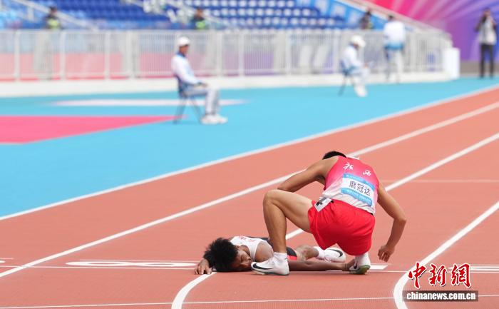 广西健儿残特奥会斩获多金 银牌选手扶起倒地对