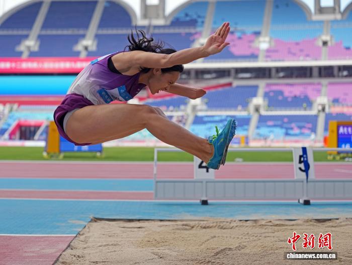 广西健儿残特奥会斩获多金 银牌选手扶起倒地对