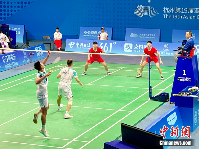 杭州亚运会羽毛球男团晋级四强 双塔组合力克中