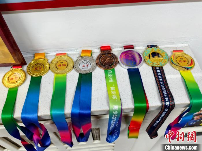 薪火相传的北疆青训路：霍城县米吉提父子与徒