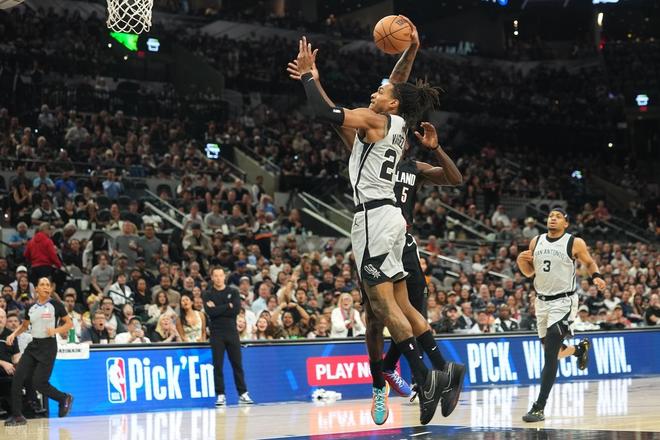 雷霆新星切特·霍姆格伦统治全场，助球队大胜快